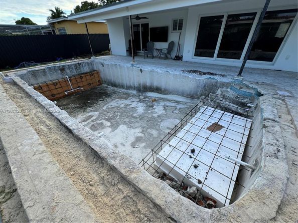 2105 SW 98th Ave, Miami FL 33165