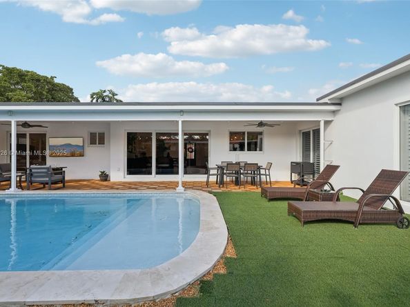 2105 SW 98th Ave, Miami FL 33165