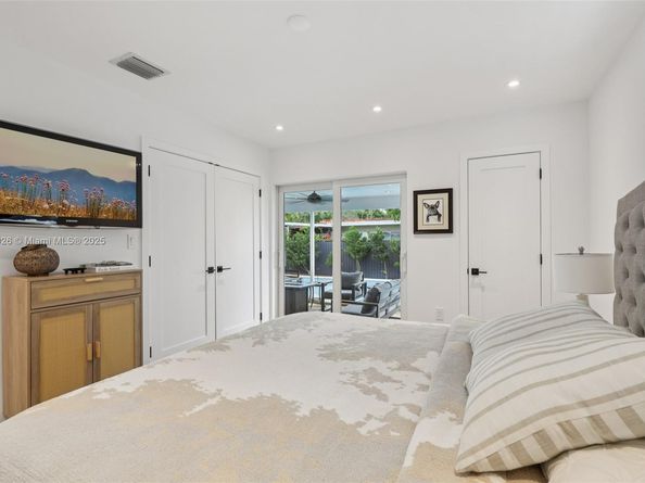 2105 SW 98th Ave, Miami FL 33165