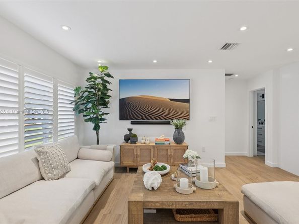 2105 SW 98th Ave, Miami FL 33165