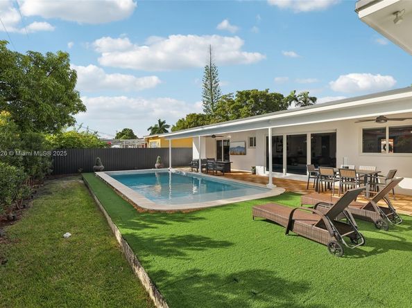 2105 SW 98th Ave, Miami FL 33165