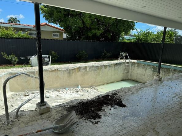 2105 SW 98th Ave, Miami FL 33165