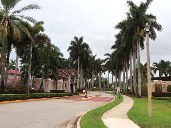 14064 S Forest Oak Cir, Davie FL 33325