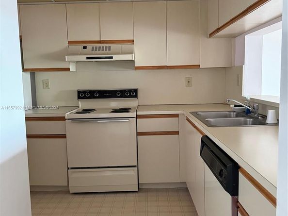 10253 NW 9th Street Cir 4076, Miami FL 33172
