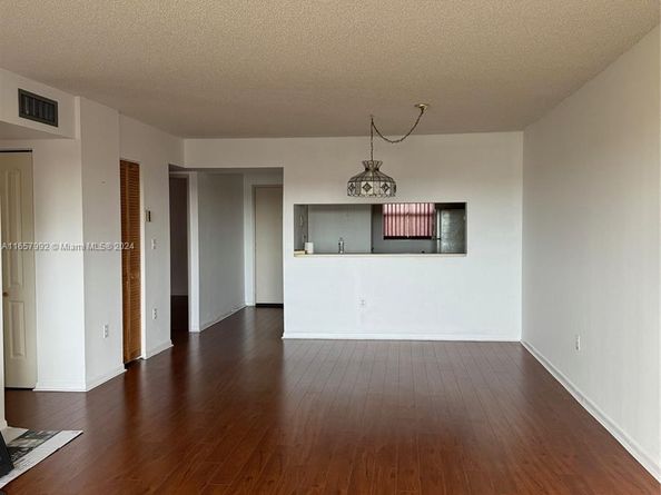 10253 NW 9th Street Cir 4076, Miami FL 33172