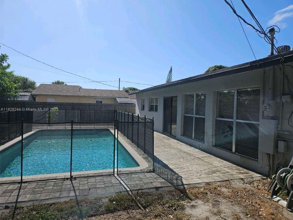 811 Evergreen Dr, Lake Park FL 33403