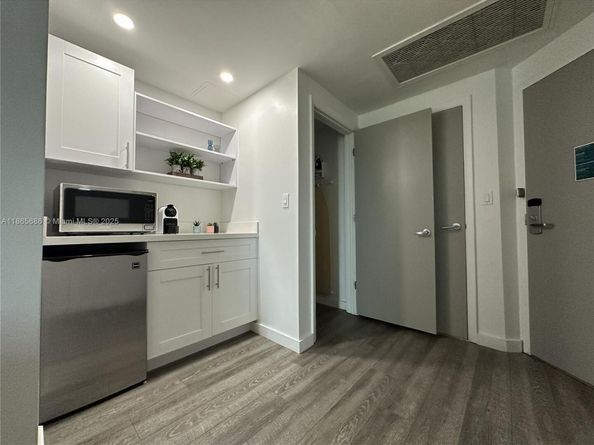 2889 Mcfarlane Rd 1406, Miami FL 33133