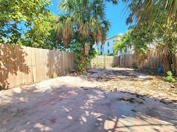 21127 NE 5th Pl, Miami FL 33179