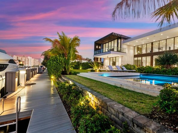 478 Tamarind Dr, Hallandale Beach FL 33009