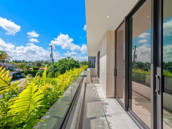 478 Tamarind Dr, Hallandale Beach FL 33009