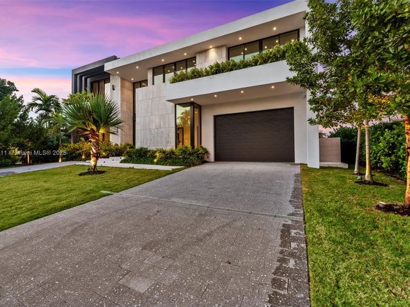 478 Tamarind Dr, Hallandale Beach FL 33009