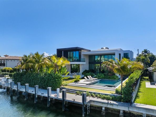 478 Tamarind Dr, Hallandale Beach FL 33009