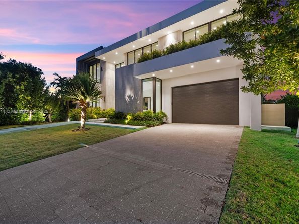 478 Tamarind Dr, Hallandale Beach FL 33009