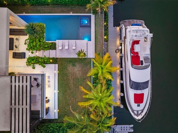 478 Tamarind Dr, Hallandale Beach FL 33009
