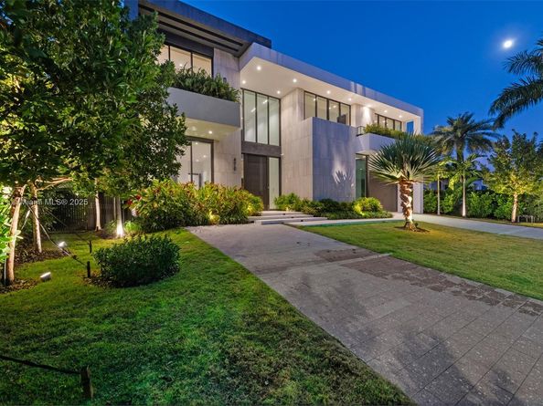 478 Tamarind Dr, Hallandale Beach FL 33009