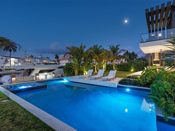 478 Tamarind Dr, Hallandale Beach FL 33009