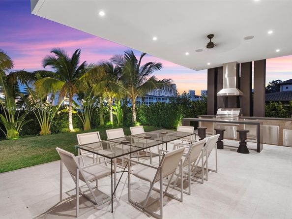 478 Tamarind Dr, Hallandale Beach FL 33009