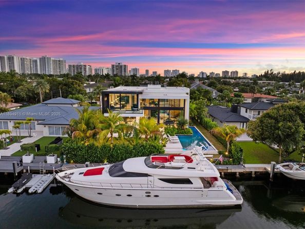 478 Tamarind Dr, Hallandale Beach FL 33009