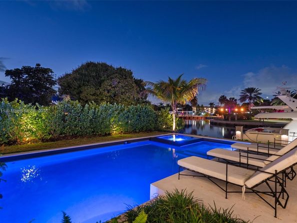 478 Tamarind Dr, Hallandale Beach FL 33009