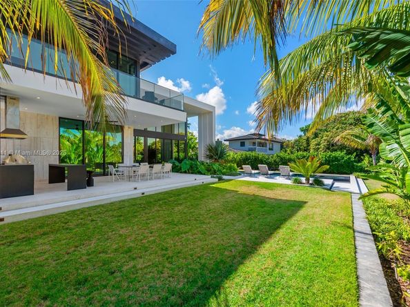 478 Tamarind Dr, Hallandale Beach FL 33009