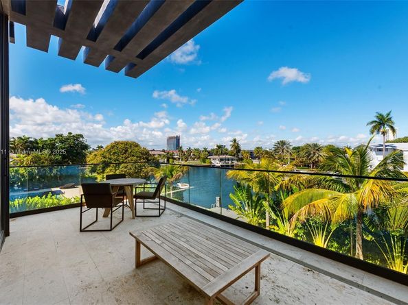 478 Tamarind Dr, Hallandale Beach FL 33009