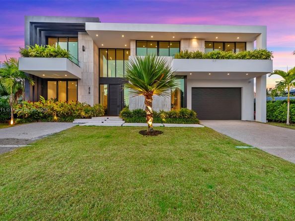478 Tamarind Dr, Hallandale Beach FL 33009