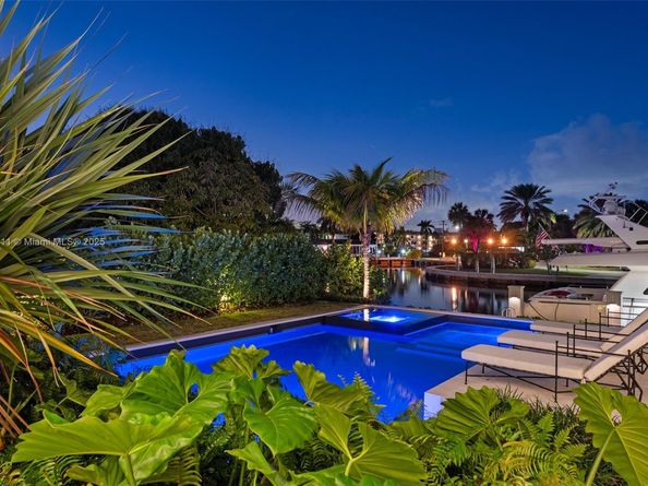 478 Tamarind Dr, Hallandale Beach FL 33009