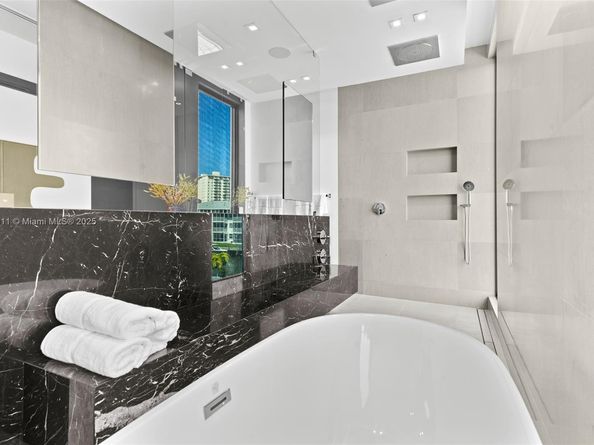 478 Tamarind Dr, Hallandale Beach FL 33009