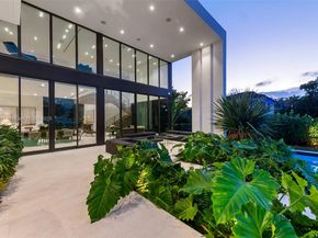 478 Tamarind Dr, Hallandale Beach FL 33009