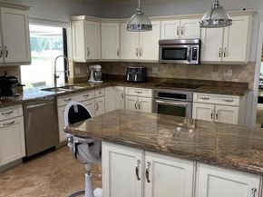 19265 E Saint Andrews Dr, Hialeah FL 33015