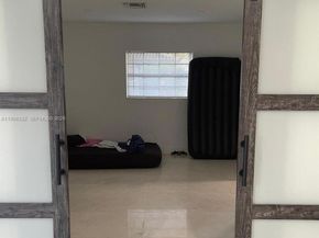 19265 E Saint Andrews Dr, Hialeah FL 33015