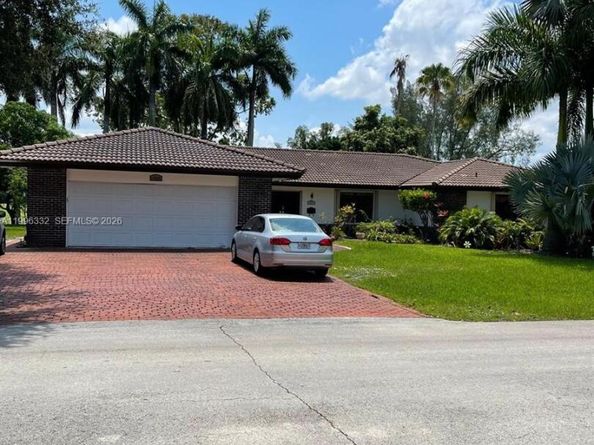 19265 E Saint Andrews Dr, Hialeah FL 33015