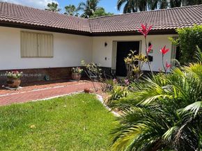 19265 E Saint Andrews Dr, Hialeah FL 33015