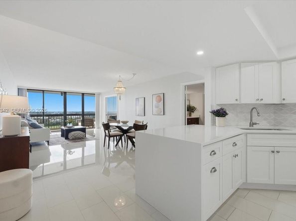 2425 Presidential Way 1706, West Palm Beach FL 33401