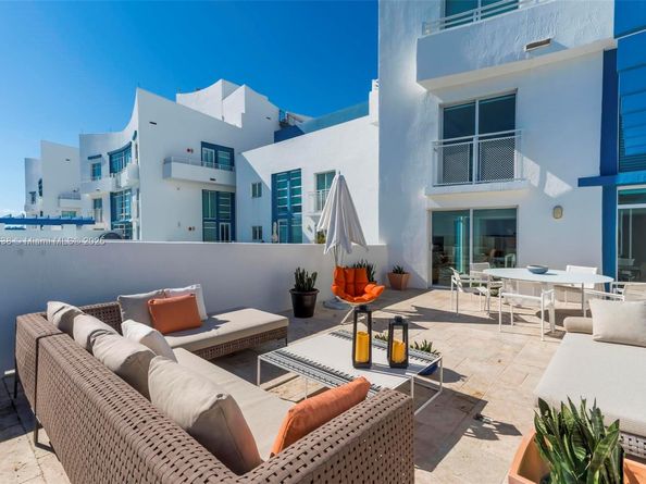 7600 Collins Ave 1012, Miami Beach FL 33141