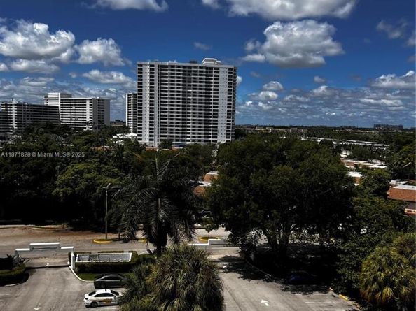 400 Leslie Dr 811, Hallandale Beach FL 33009