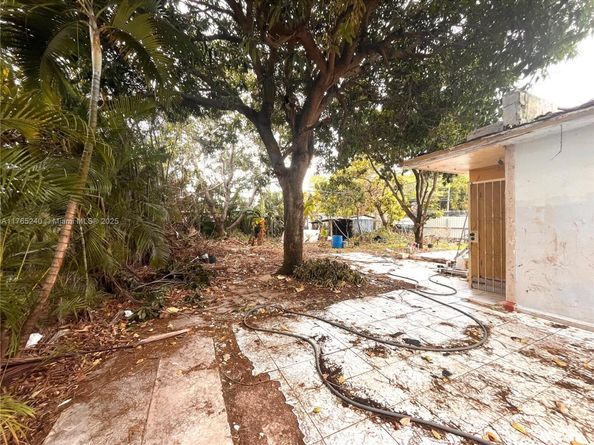 671 E 17th St, Hialeah FL 33010