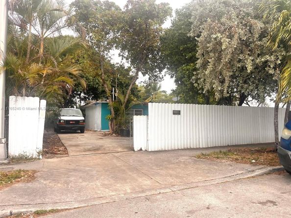 671 E 17th St, Hialeah FL 33010