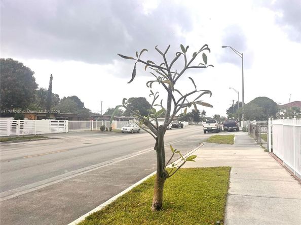 671 E 17th St, Hialeah FL 33010