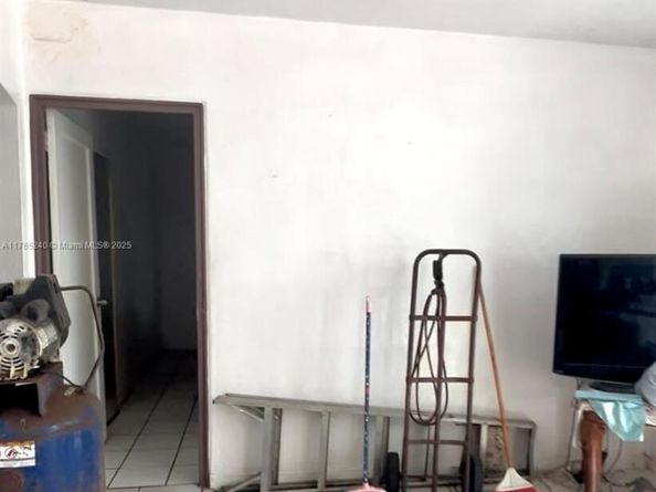 671 E 17th St, Hialeah FL 33010