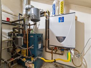 32 Decarolis Dr 32, Tewksbury MA 01876