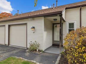 32 Decarolis Dr 32, Tewksbury MA 01876