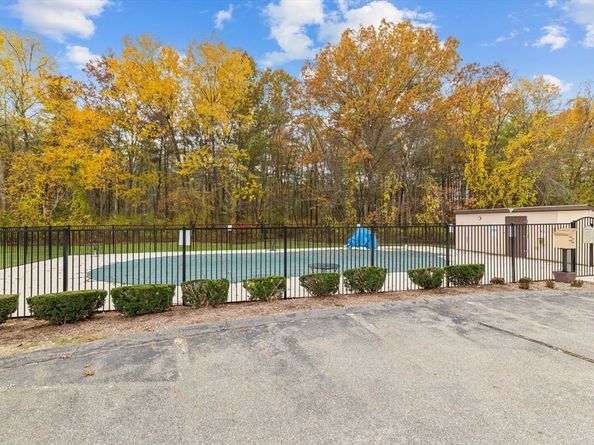 32 Decarolis Dr 32, Tewksbury MA 01876