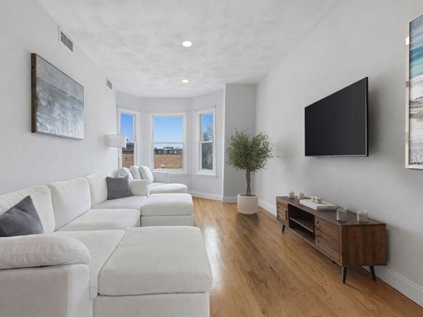 587 E 4th St 3, Boston MA 02127