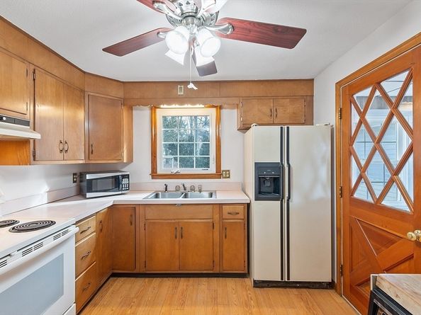 46 Woodruff Road, Clinton MA 01510