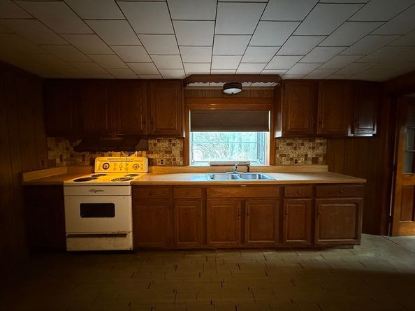 11 Park Ave, Tewksbury MA 01876