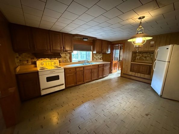 11 Park Ave, Tewksbury MA 01876