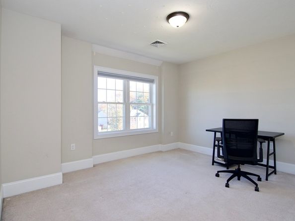 2 Keeneland Cir, Leominster MA 01453