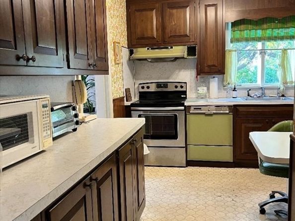 11 Earle St, Quincy MA 02170