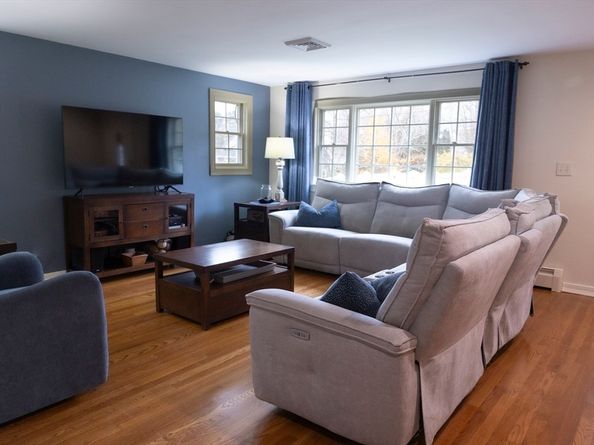 9 Church St, Douglas MA 01516